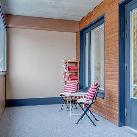 Tyylikaes Kaksio Kakolanmaeellae! Lägenhet